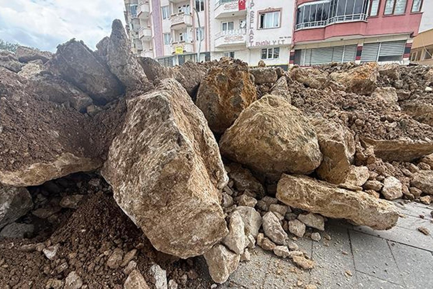 Son Dakika: Tokat'ta Sel Alarmı! Almus Barajı 33 Yıl Sonra Dolusavaktan Su Bıraktı