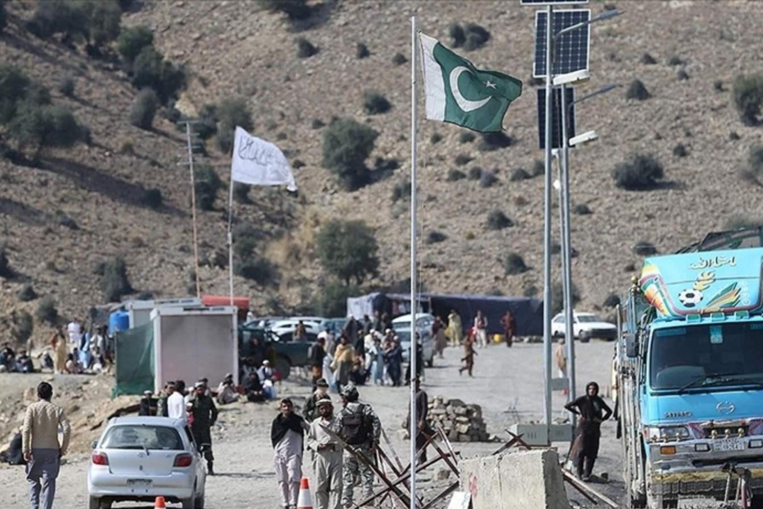 Pakistan'da Polis Noktasına Kanlı Saldırı: 12 Polis Hayatını Kaybetti
