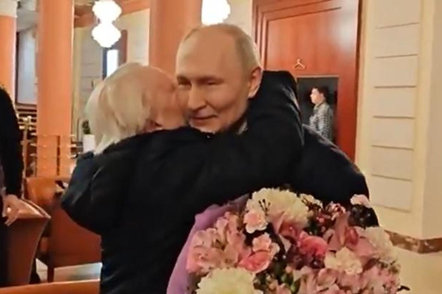 Putin’in Eski Almanca Öğretmeniyle Yıllar Sonra Buluşması Viral Oldu