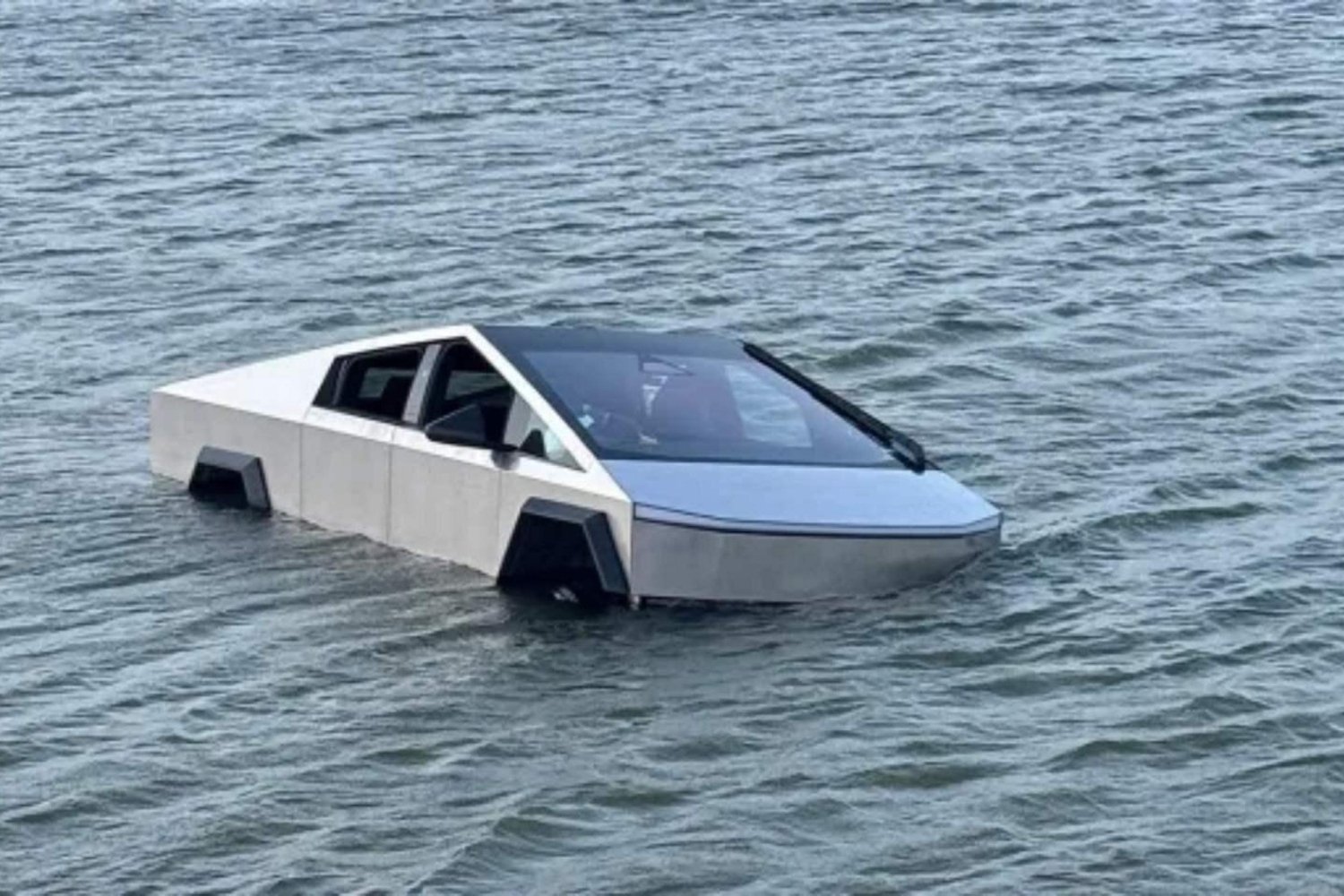 Tesla Cybertruck 'Wade Mode' Suya Girdi, Texas'ta Kaza Yarattı!