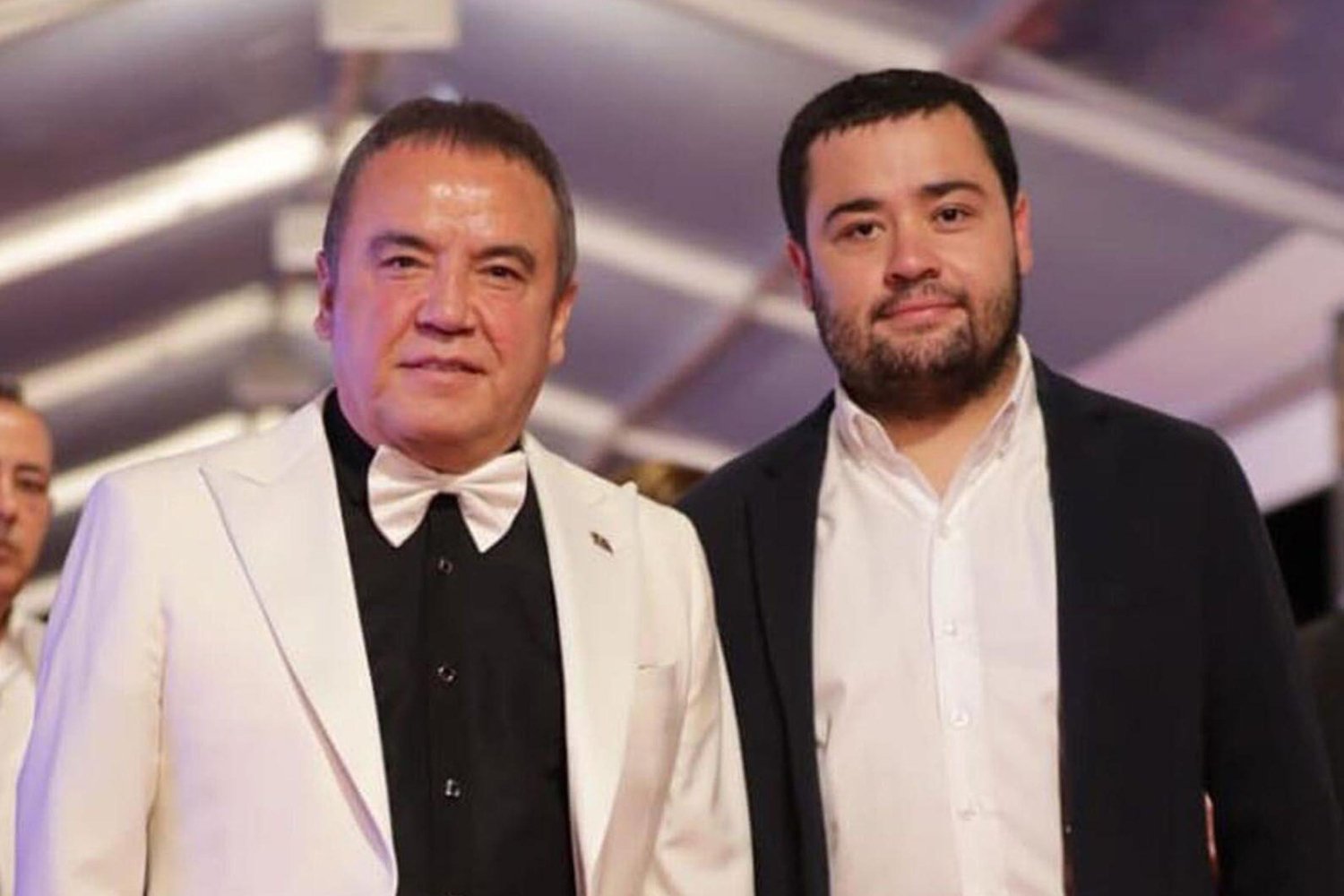 Antalya'da Rüşvet ve Yolsuzluk Soruşturması: Muhittin Böcek ve Oğlu Gökhan Gözaltında