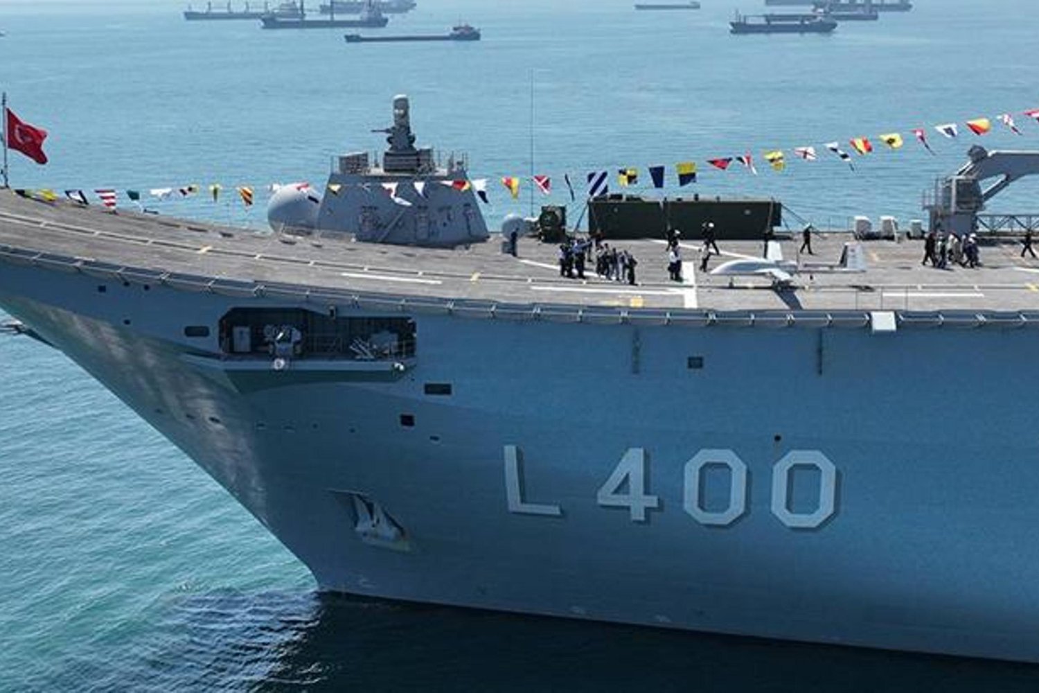 Savunma Sanayisinde Güç Birliği: SAHA 2026 Fuarında Uluslararası Heyetler TCG Anadolu'yu İnceledi