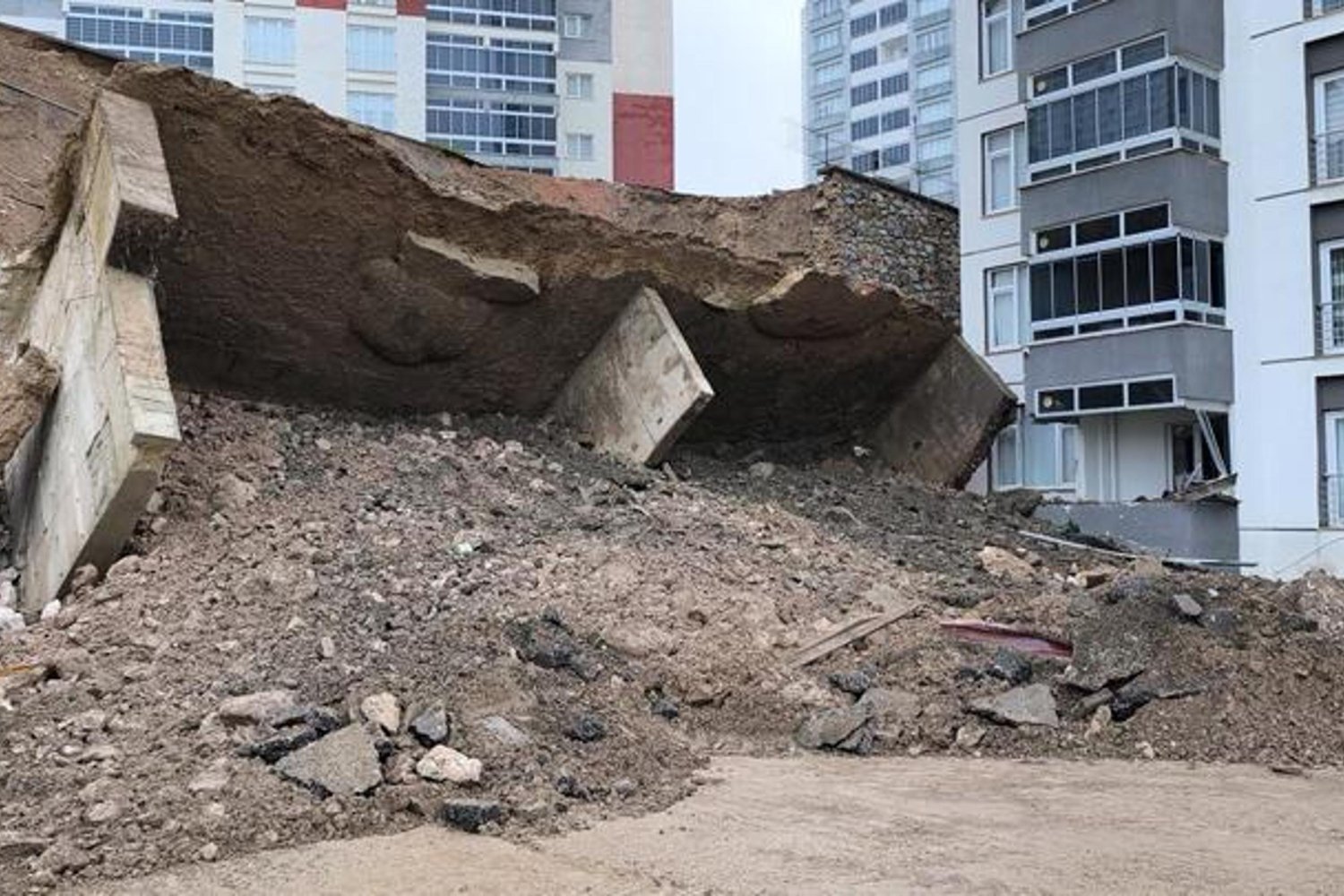 Tokat'ta Yoğun Yağışla İstinat Duvarı Çöktü, Araba Aşağı Devrildi!
