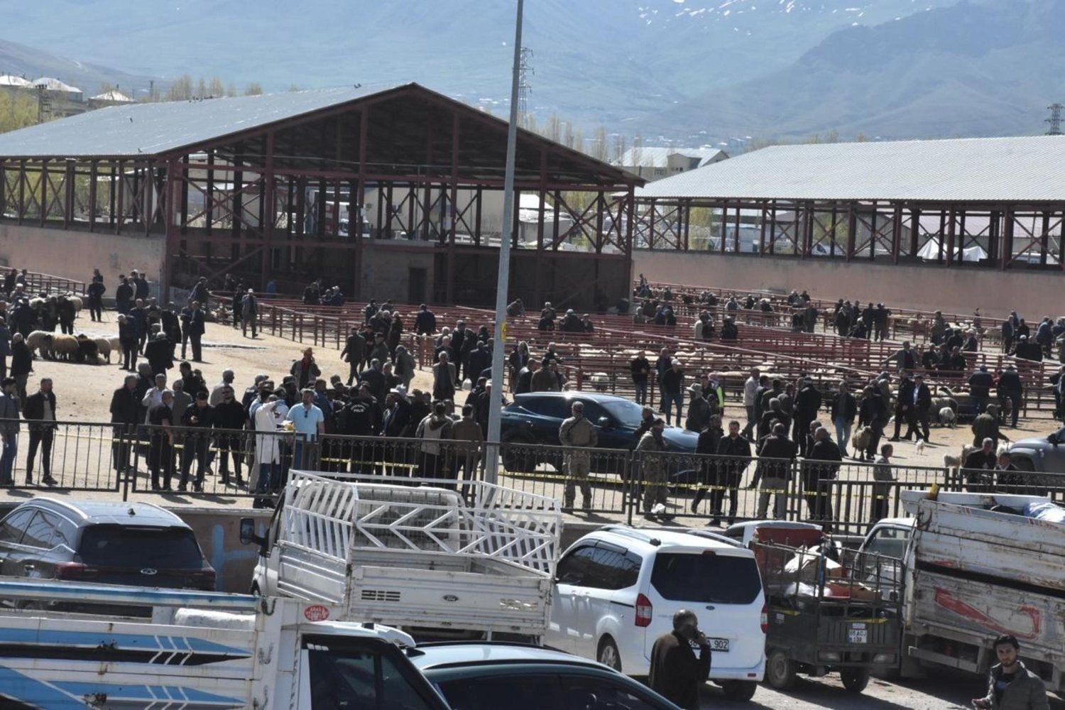 Van'da Canlı Hayvan Pazarında Silahlı Çıkan Kavga Bir Ölümle Sonuçlandı