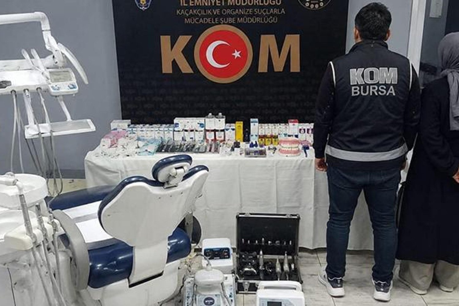 Kapanmamış Kaçak Diş Muayenesi Şoku! İnegöl'de Eczane Gibi Çalıştılar