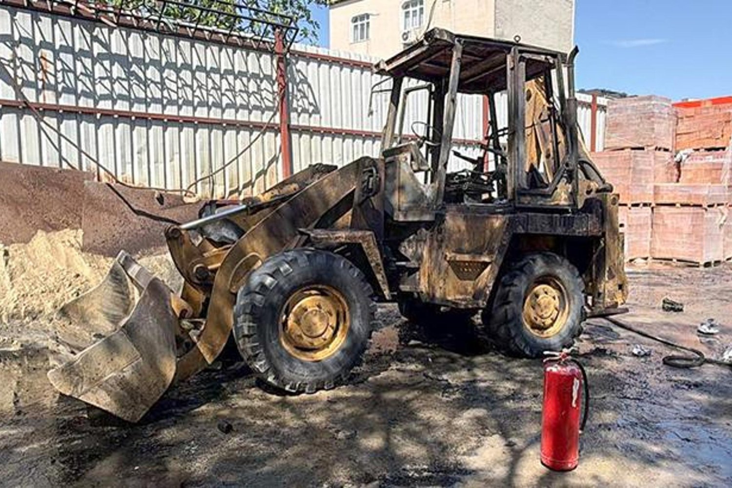 İnşaat Malzemeleri Satış Noktasında Yangın Paniği: Kepçe Kullanılamaz Hale Geldi