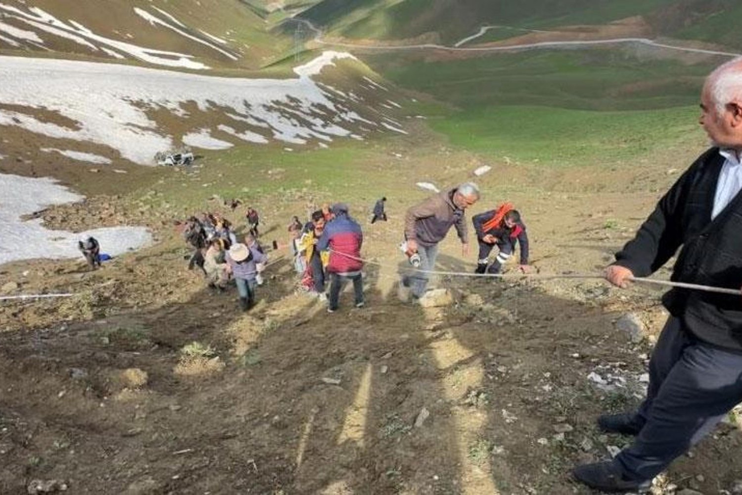 Köy Yolunda Tragedya: Minibüs Uçuruma Yuvarlandı, 1 Ölü 7 Yaralı
