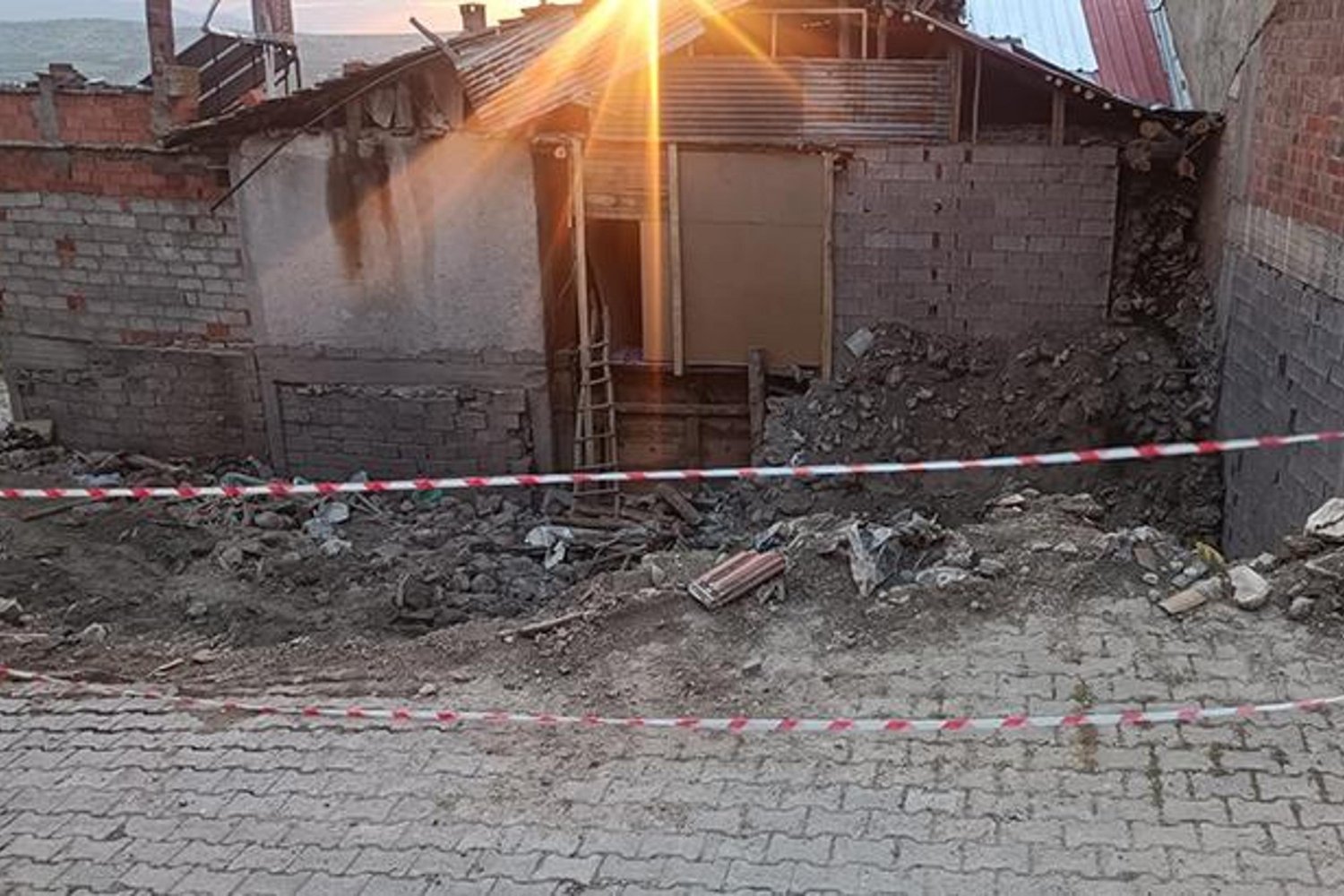 Yıkılan Metruk Evde Çocuklar El Bombası Buldu: Sürpriz İddia ve Güvenlik Endişeleri