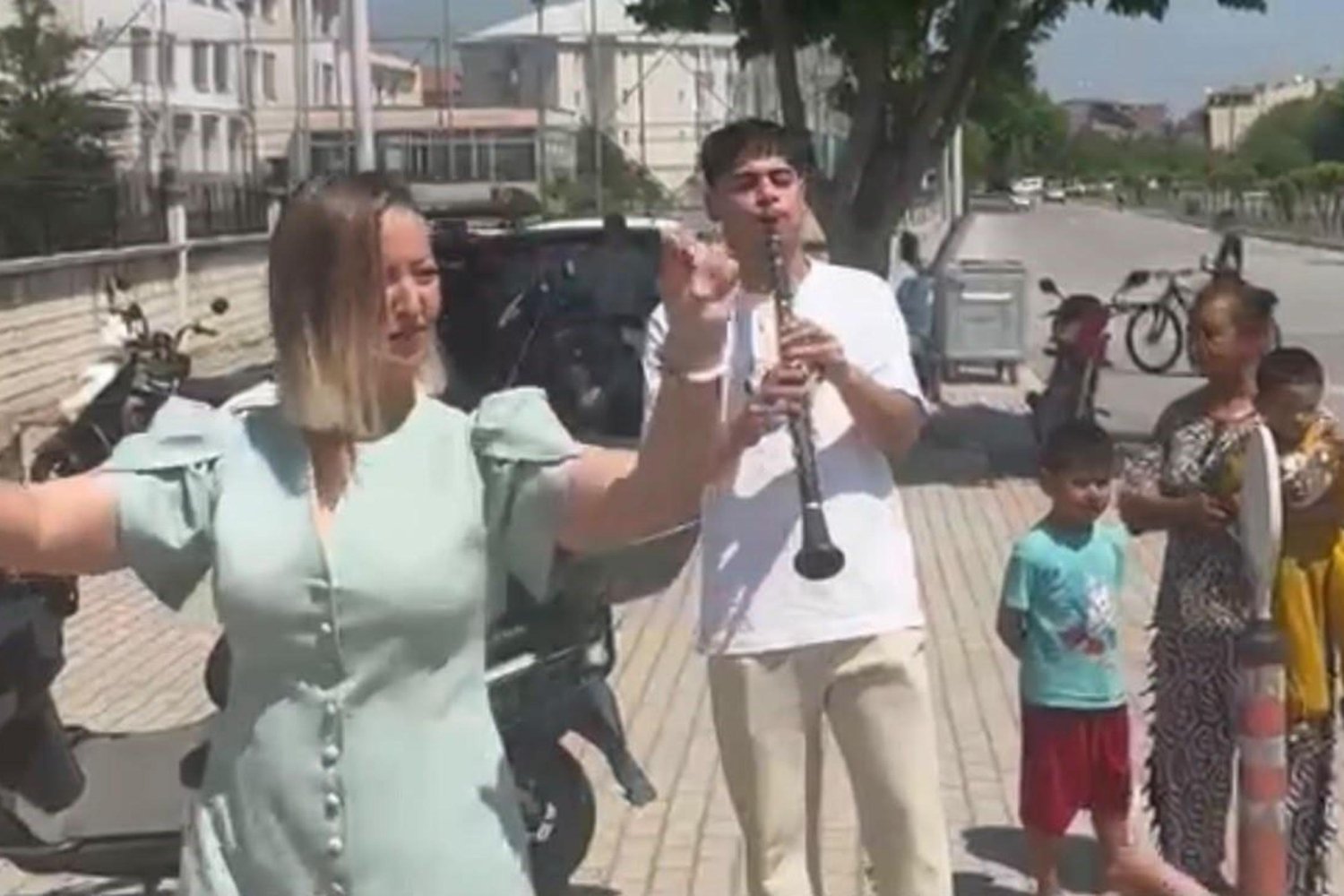 Gönen'de Boşanma Sevinci Davul Zurna Eşliğinde Kutlandı!
