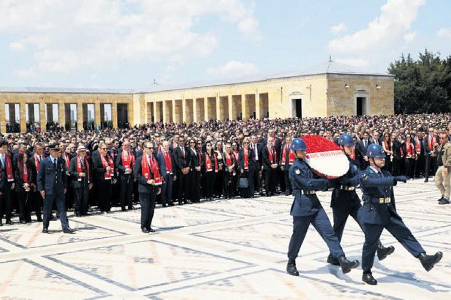 Koç Ailesi ve Ünlü Siyasetçiler Anıtkabir'de Buluştu: Türkiye'nin Ekonomik Gelişimine Katkılar Vurgulandı
