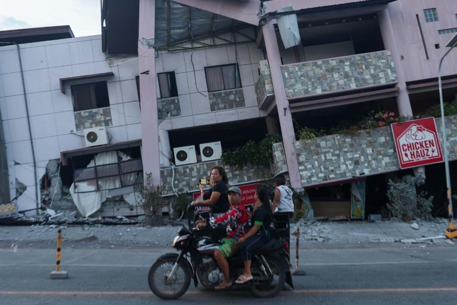 Filipinler'deki Feci Deprem: 45 Ölü, 630 Yaralı, Kayıp Sayısı Artıyor