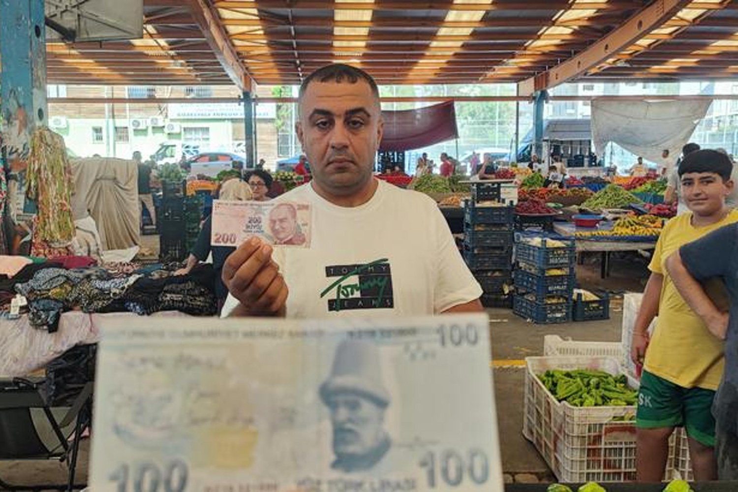 Pazarda Aşk Mesajı İçeren Banknotlar Şaşkınlık Yaratıyor: ‘Gelin, Düğününüzü Ben Yapacağım’ Çağrısı Dikkat Çekiyor