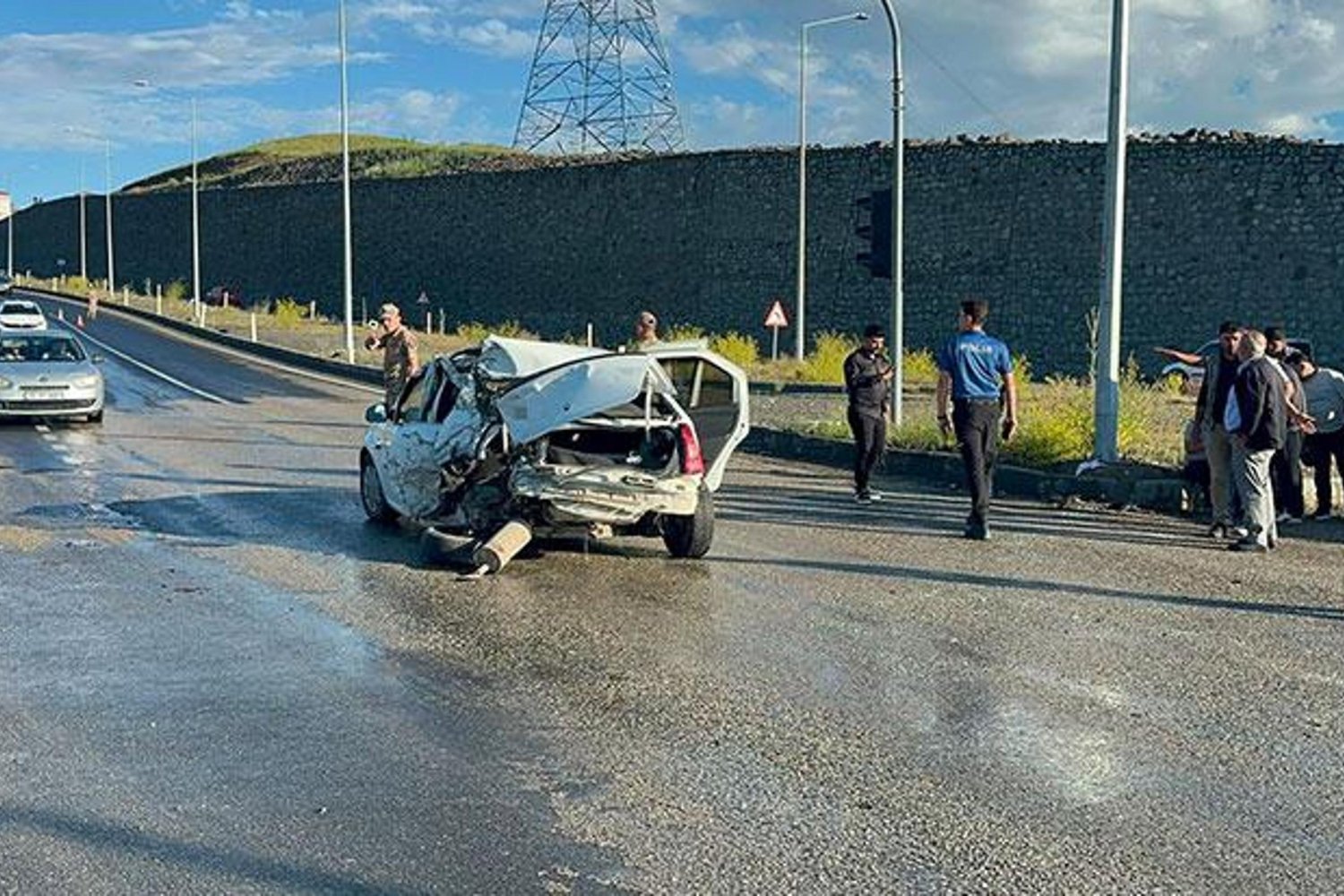 Ağrı'da Trafik Kazası: Otomobil ve Kamyonet çarpıştı, YaralılarVar!