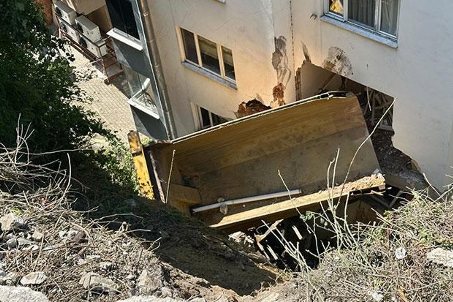 Yeniköy Mahallesi'nde Kamyon Devrildi: Apartmanlara Çarptı, Yaralananlar Var