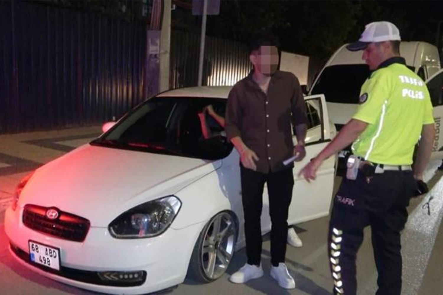 Aksaray'da Abartı Işıklandırmasına Polis Baskını: Sürücüden İlginç İtiraf
