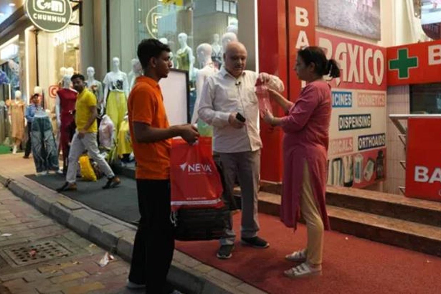 Yeni Delhi'de Hizmetin Yükselişi: 'CarryMen' Alışverişte Çığır Açıyor