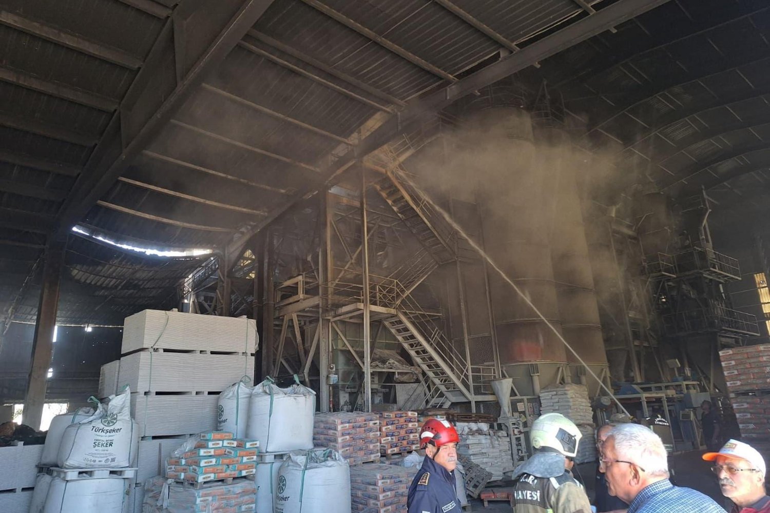 Gölbaşı'nda Alçı Fabrikası Yangını Söndürülerek Kontrol Altına Alındı
