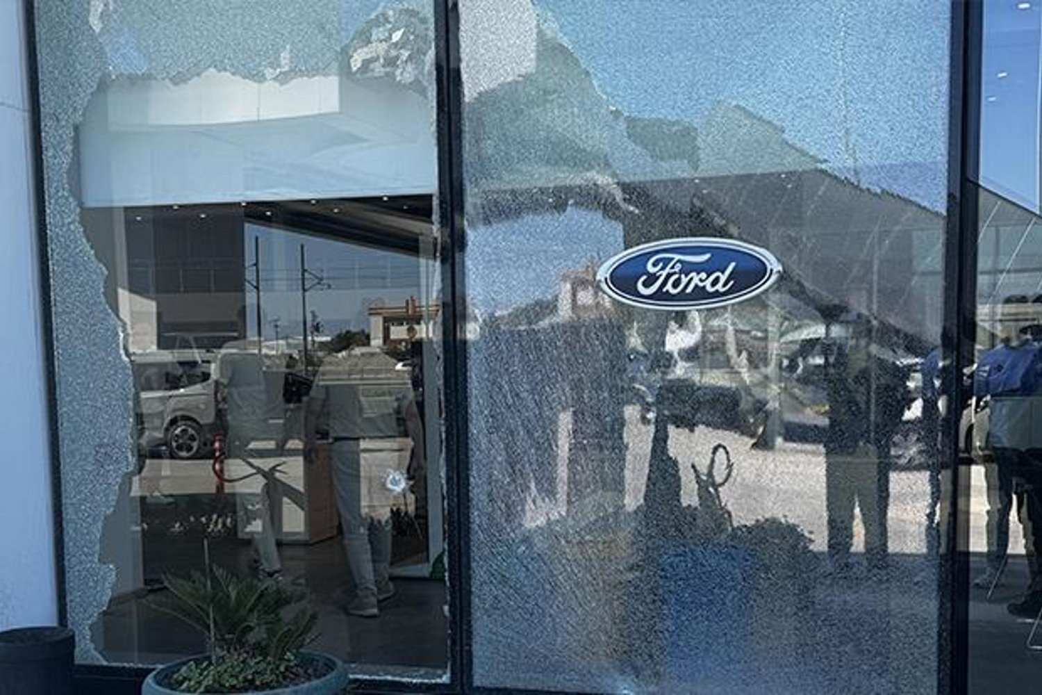 Antalya'da Ford Otokoç Servisine Silahlı Saldırı: 13 Şüpheli Gözaltında