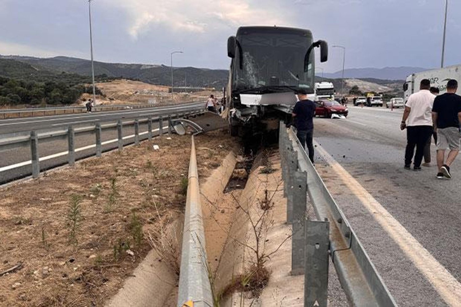 Aydın'da Otobüs ve Otomobil Çarpıştı: 7 Yaralı