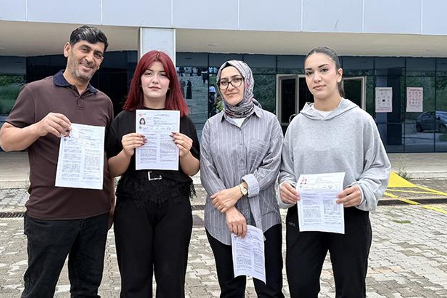 YKS’ye Aile Birlikteliği İle Girdi: Bir Gün Sınavda Birlikte Mücadele Ettiler