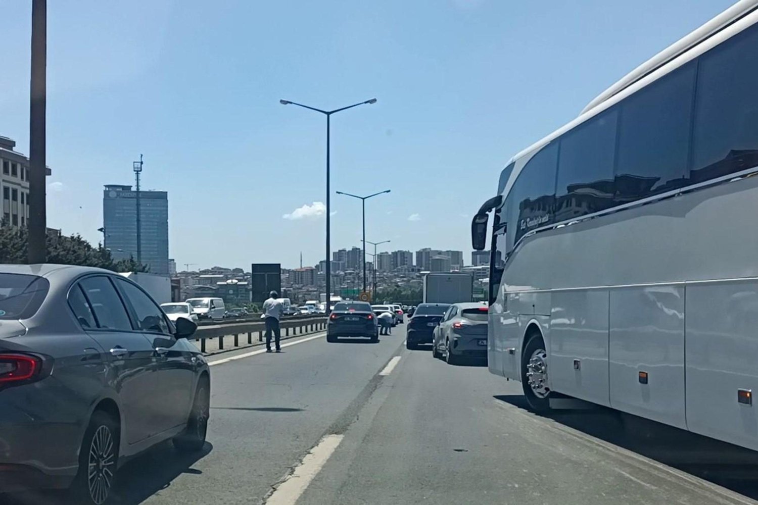 TEM Otoyolu'nda Paranın Saçılması Şaşkınlık Yarattı!