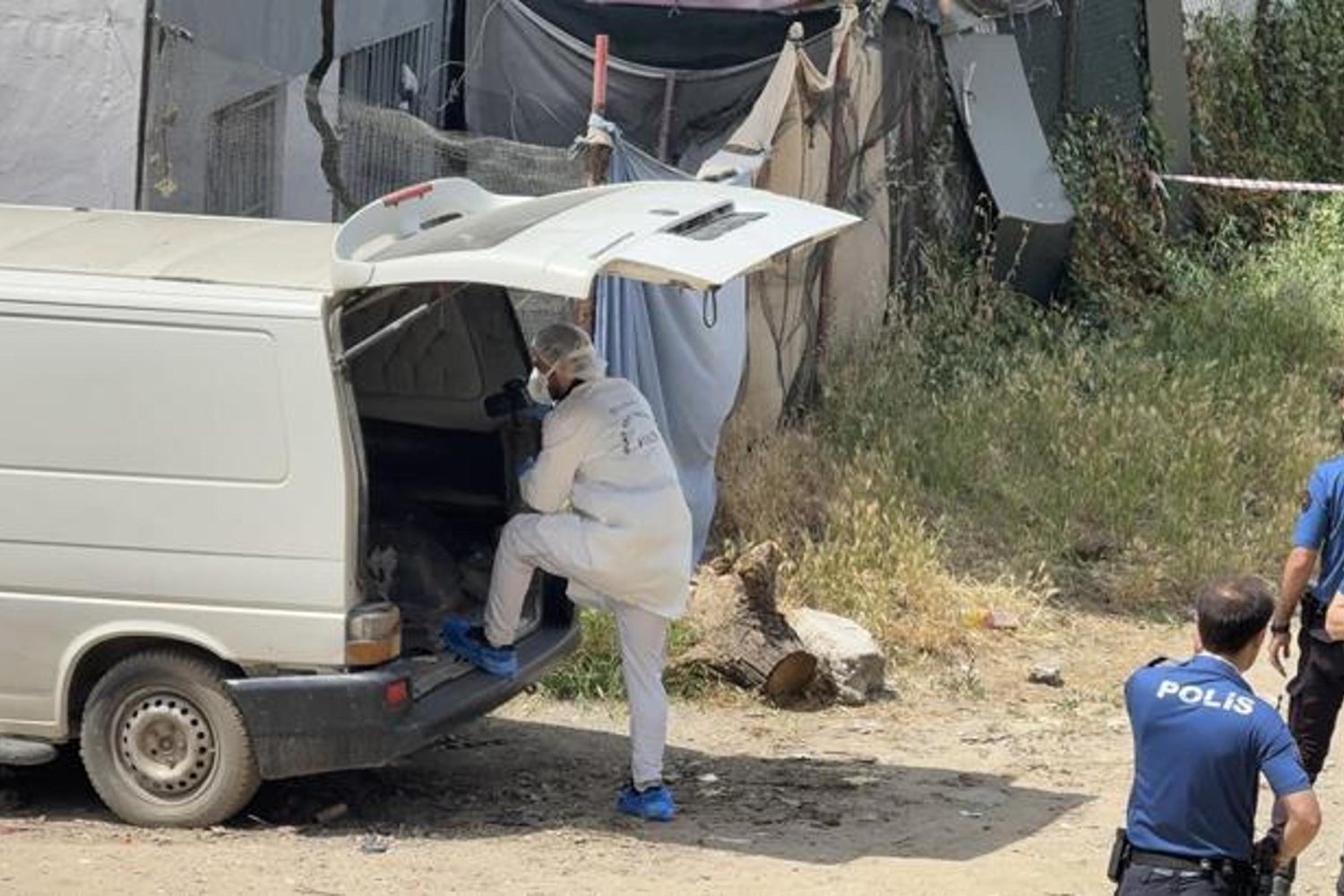 İşten Duyulan Şoke Edici Ölüm: Çocuklar Panelvan'da Gizli Ceset Buldu