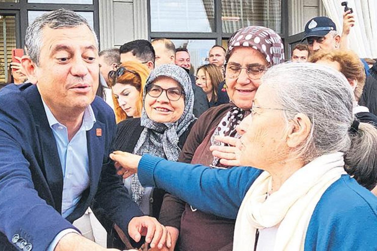 CHP Lideri Özgür Özel Burdur'da Siyasetle Yürüyor: Milletle Omuz Omuza