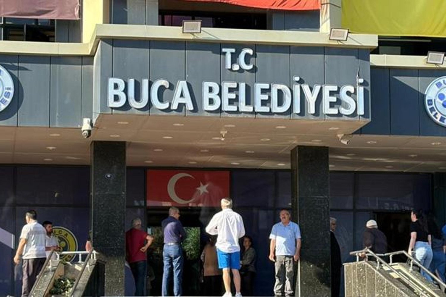 İzmir’de Belediye Yolsuzluğu Operasyonu: 54 Gözaltı ile Büyük Skandal