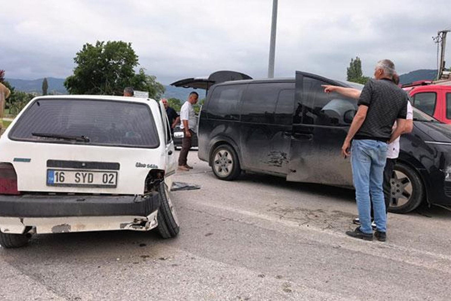 İnegöl’de Trafik Kazası: Minibüs ve Otomobil Çarpıştı, Çok Sayıda Yaralı