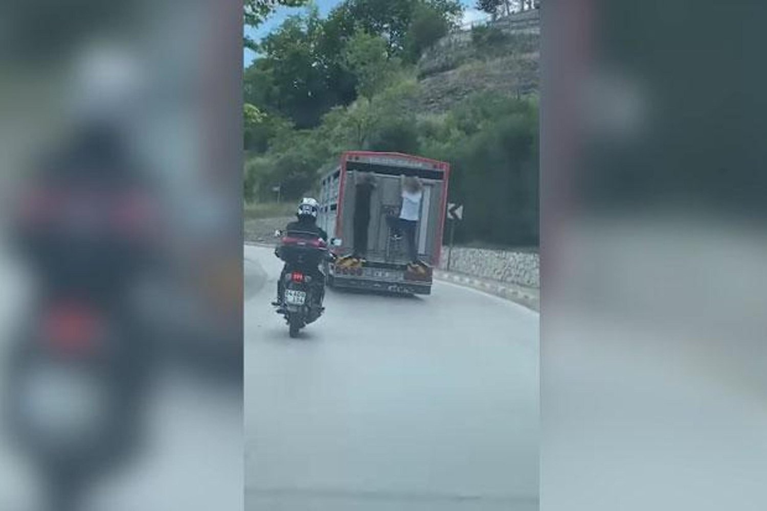 Karabük'te Tehlikeli Yolculuk: Kamyon Kasasına Tutunarak Seyahat Ettiler