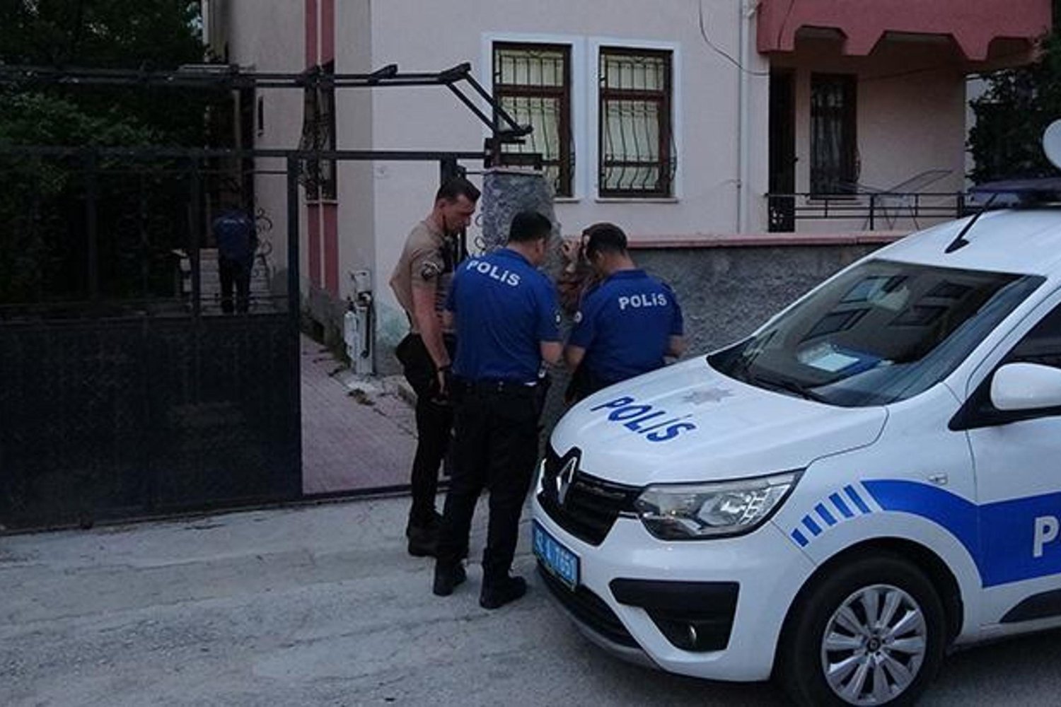 Eşine Şiddet Son Anda Kanlı Bitişte! Mahallede Şok