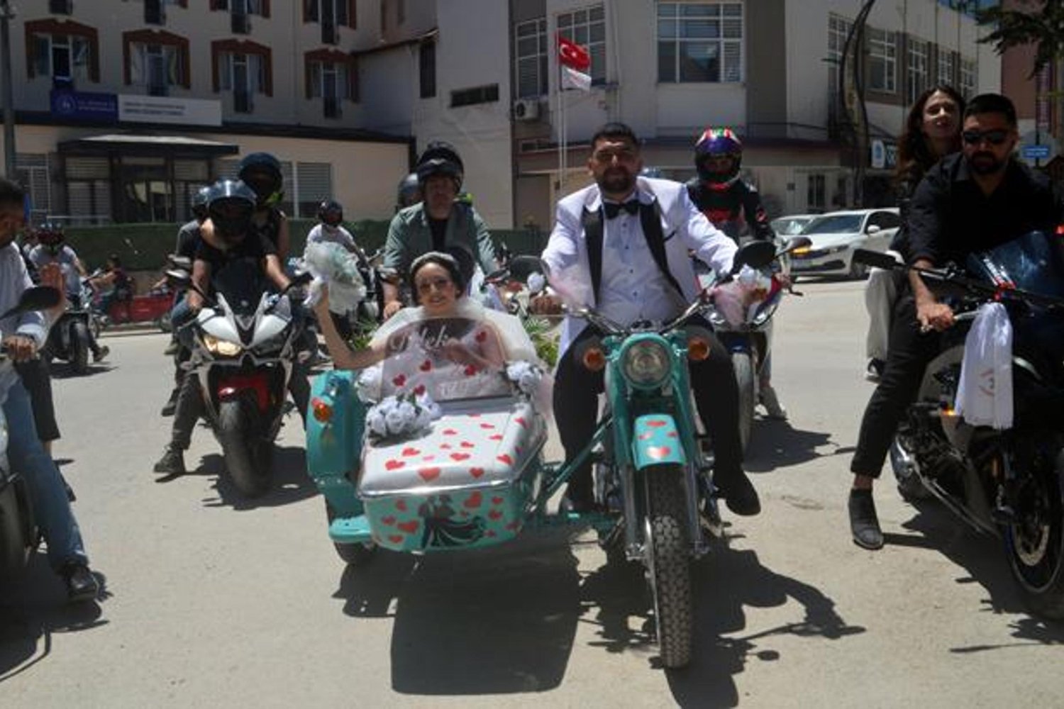 Düğünlerinde Motosiklet Konvoyu Yapan Çift Dikkat Çekiyor