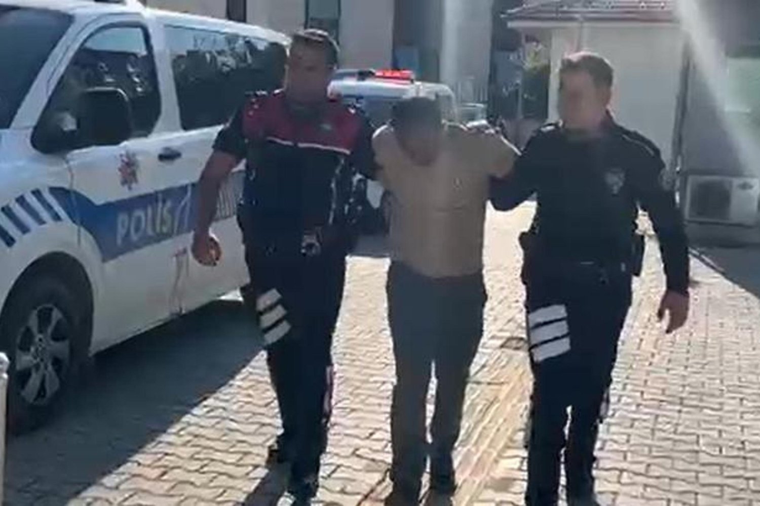 Kırmızı Bülten ve Uyuşturucu Cezasıyla Aranan Şüpheli Kütahya'da Yakalandı