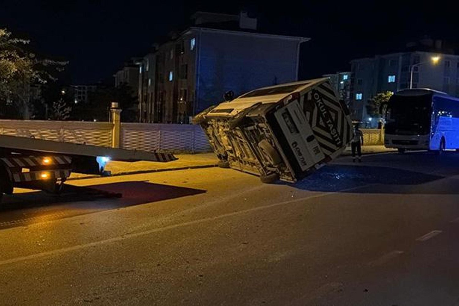 Kaza Şoku! Otomobil, Servis Minibüsüne Çarptı, Devrildi