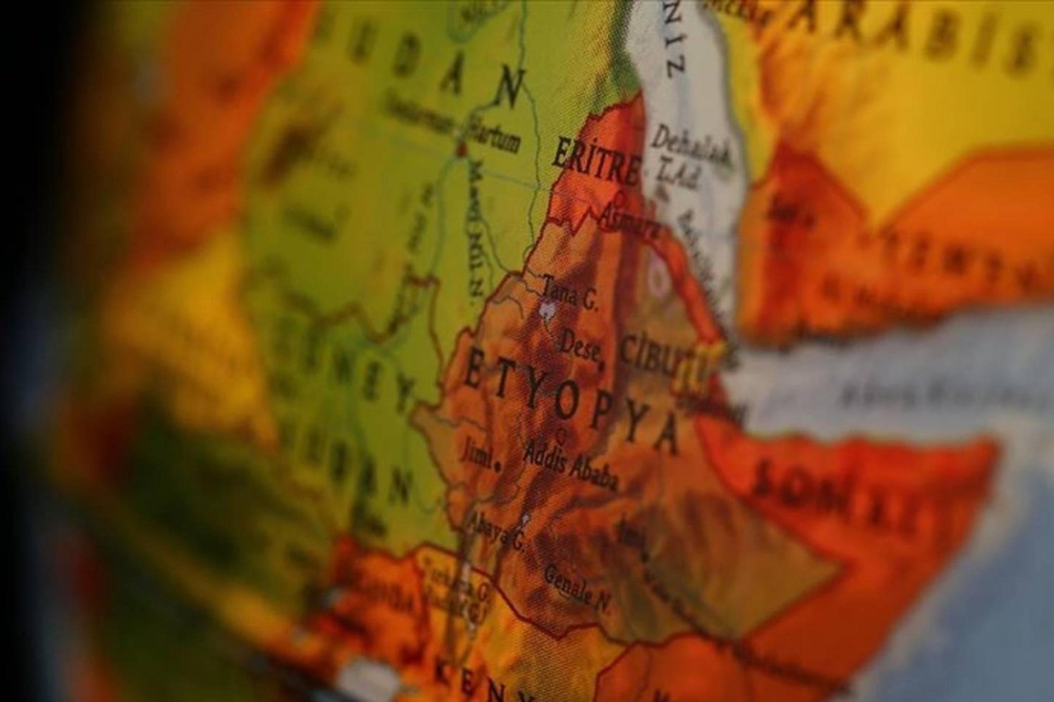 Ethiopya Otobüs Kazası: 28 Ölü, Korkutucu Uçurum Takip Ediyor