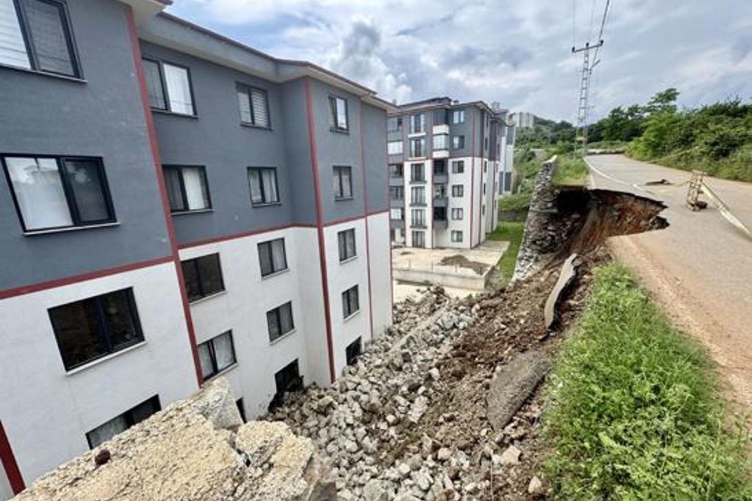 Trabzon'da İstinat Duvarı Çöktü 2 Daire Hasar Gördü