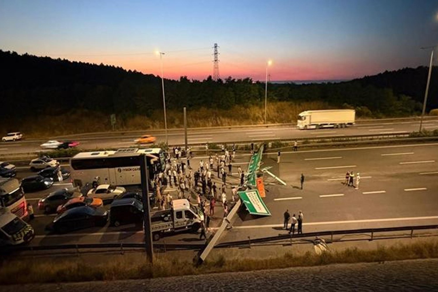 Sarıyer'de Seyir Halindeki Kamyon Yönlendirme Tabelasına Çarptı - Trafik Şoku