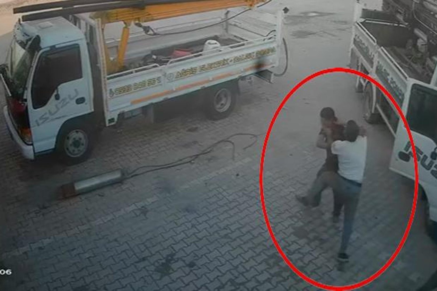 İlginç Olay! Konya'da Sanayi Sitesinde Tekmeli Yumruklu Kavga Güvenlik Kamerasında