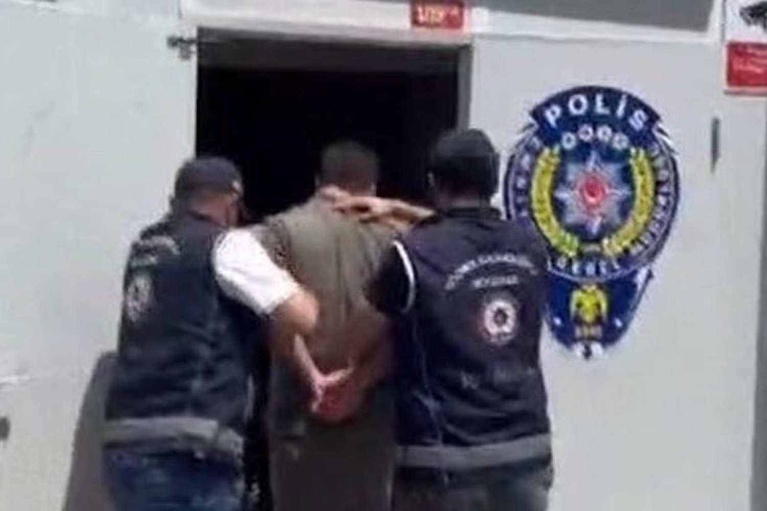 İstanbul Havalimanında İran Uyruklu Zanlı Interpol Tarafından Yakalandı