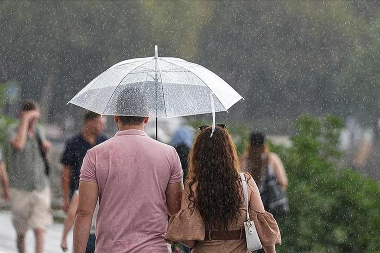 İstanbul'da Serinlik ve Yağış Alarmı: Sıcaklıklar 6 Derece Birden Düşecek