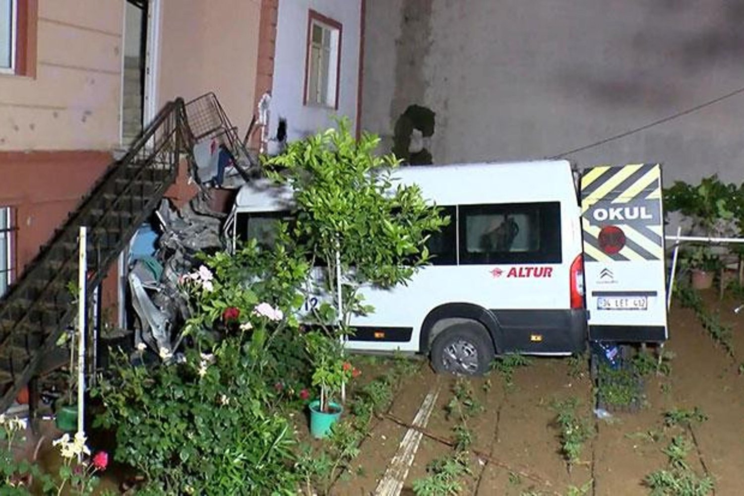 İstanbul'da Servis Minibüsü Evin Bahçesine Uçtu: Şoför Yaralandı