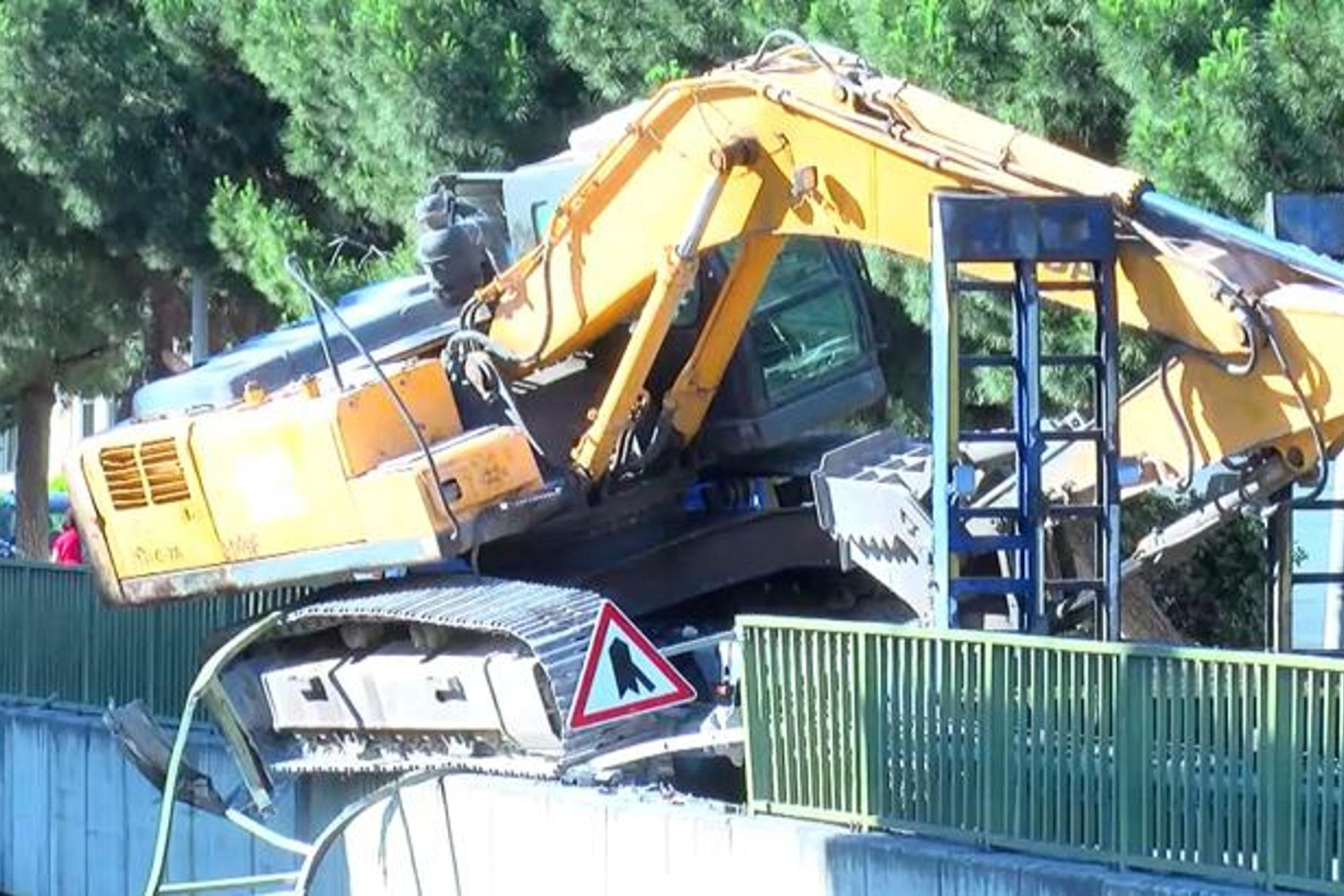 Kaza Anında Kepçe Devrildi! Trafik Durdu, Kimse Yaralanmadı