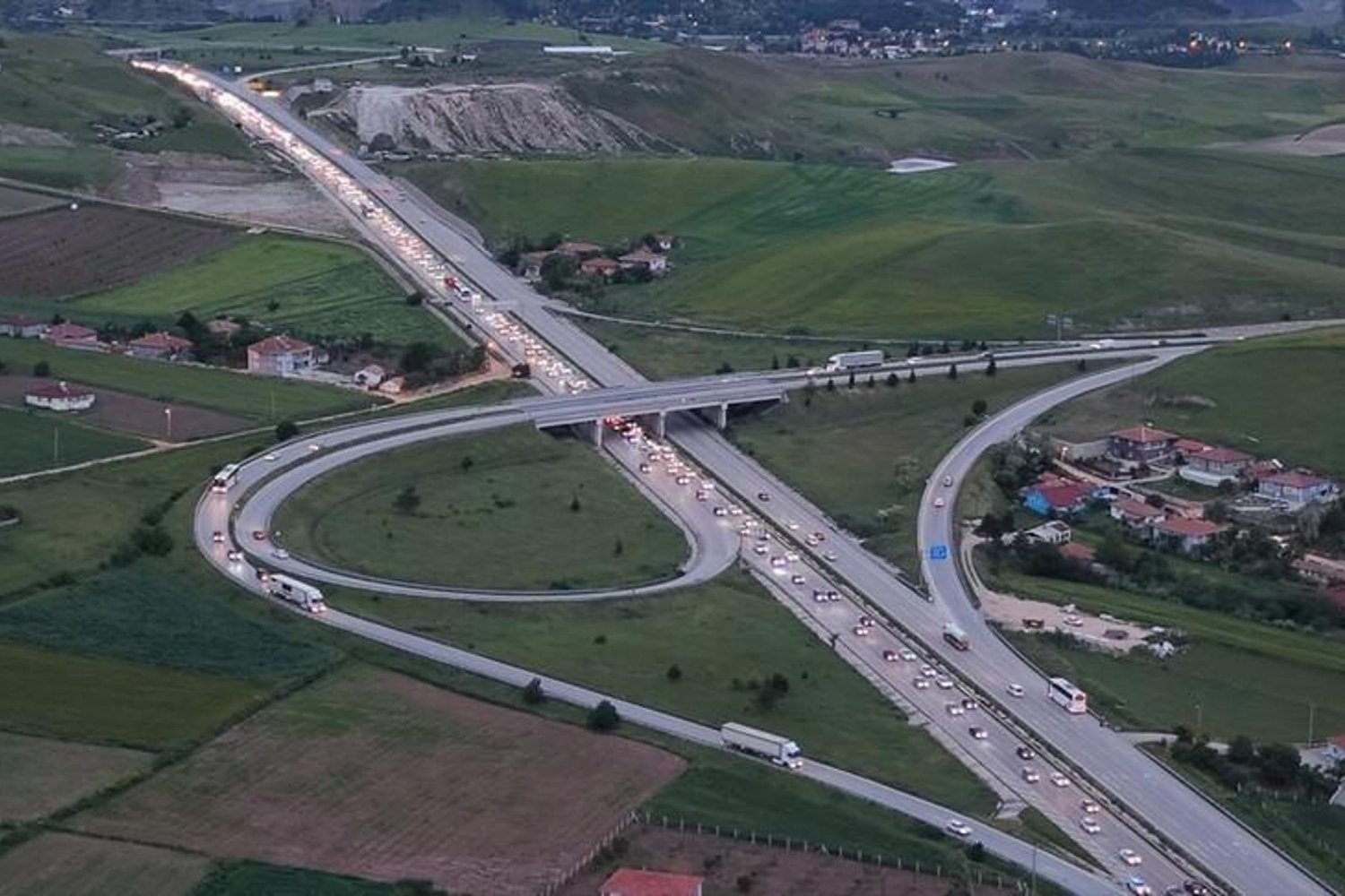 Anadolu Otoyolu'nda Trafik Kapandı! Alternatif Güzergahta Uzun Kuyruklar Oluşabilir
