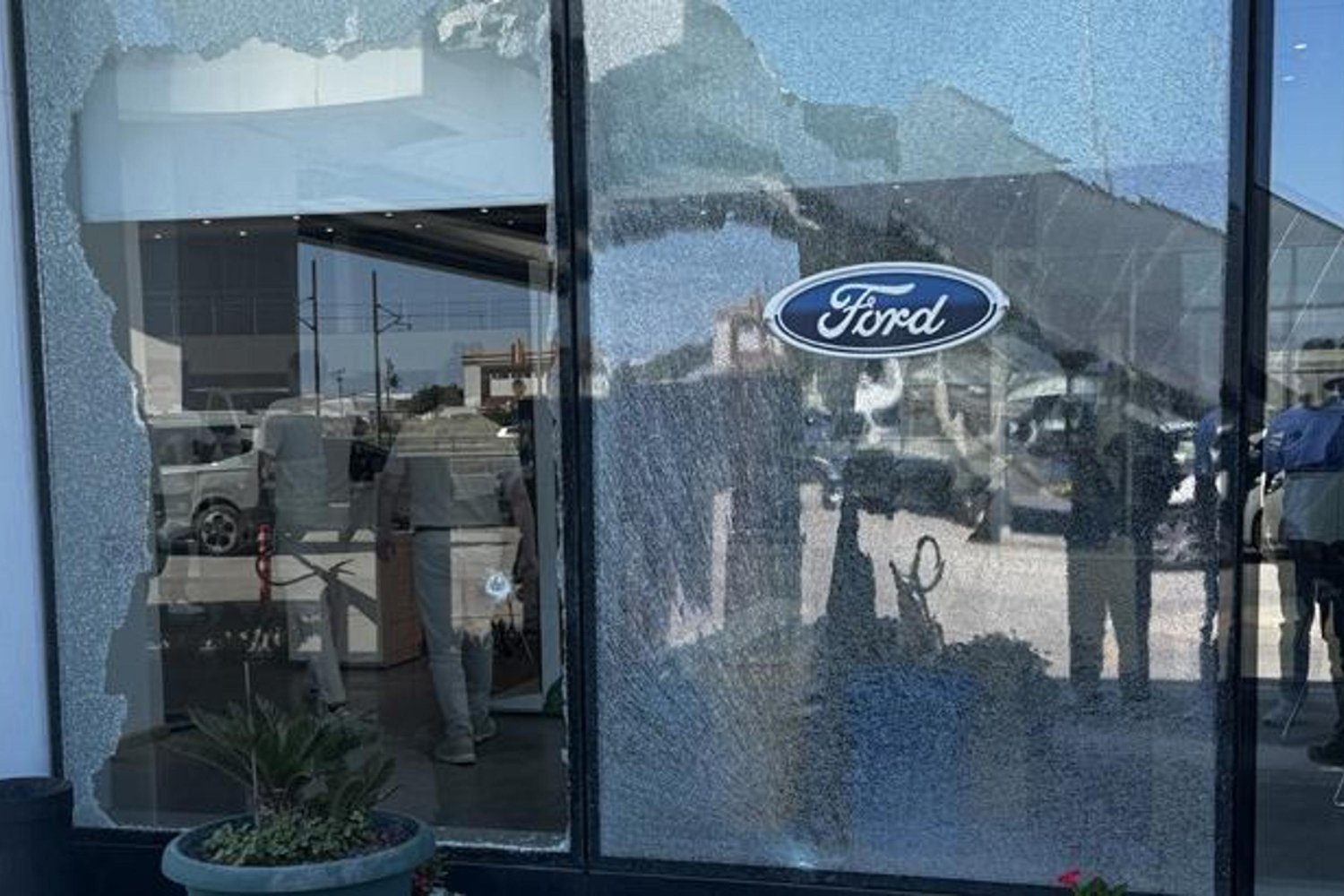 Antalya'da Ford Otokoç Servisine Silahla Saldırı: Soruşturma Başladı