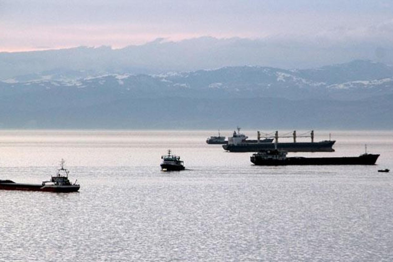 Ukrayna Limanlarına Saldırı: İki Ticari Gemi Hasar Gördü