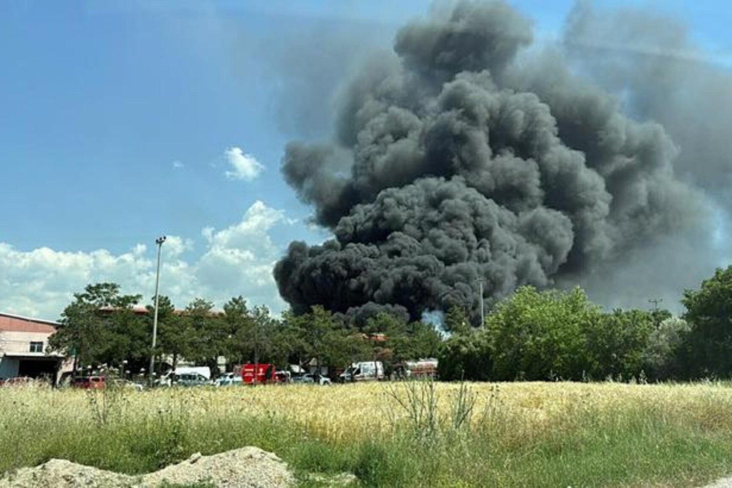Denizli Pamukkale'de Kauçuk Fabrikası Yangını Kontrollü Şekilde Söndürülüyor