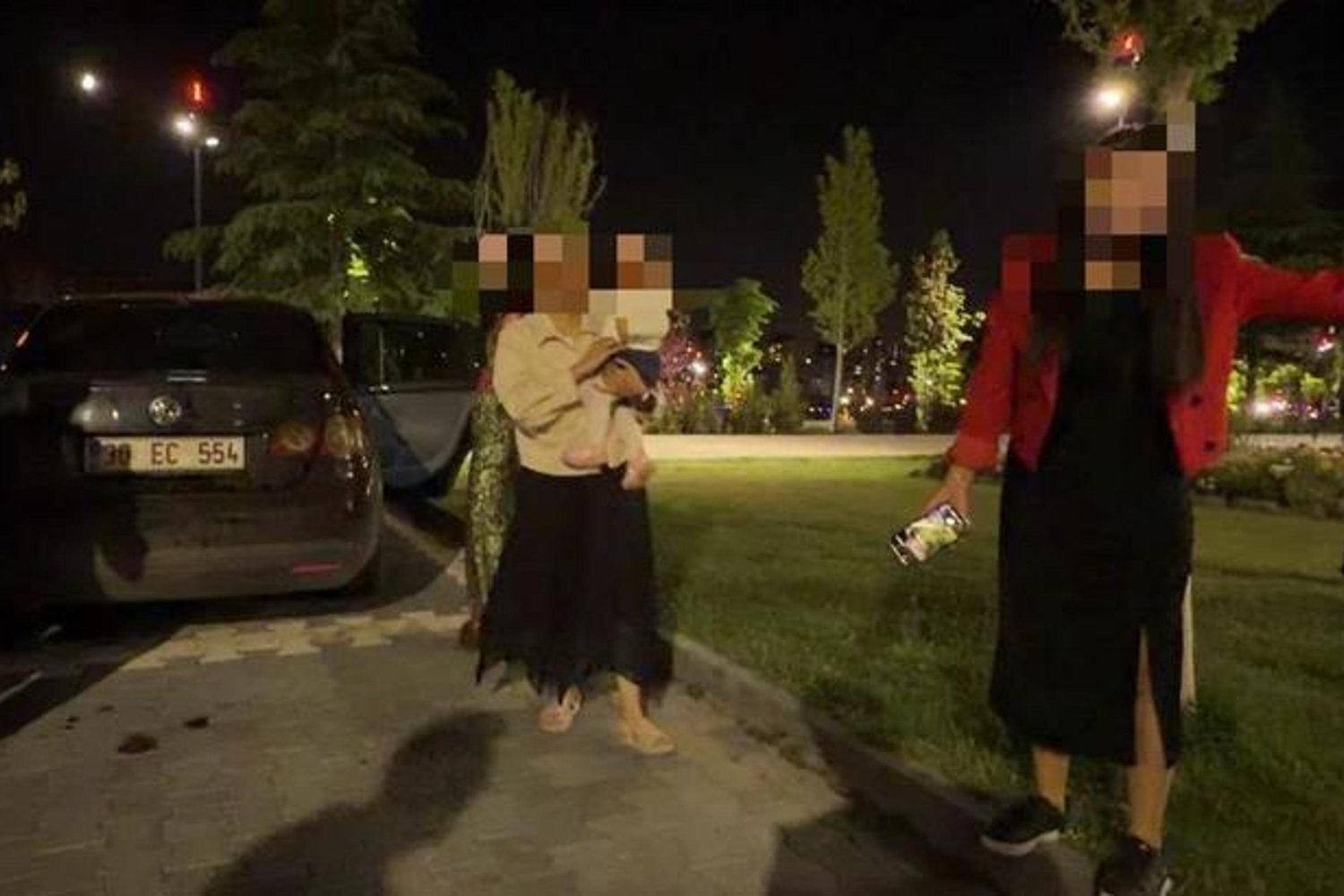 İzmirde Otoparkta 10 Aylık Bebek Mahsur Kaldı, Anne ve Yakınları Tepki Gösterdi