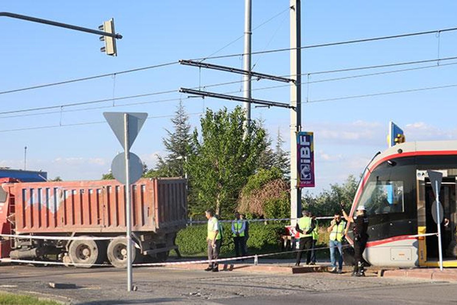 Kayseri'de Tramvay ve Kamyon Çarpışması: 5 Yolcu Yaralandı