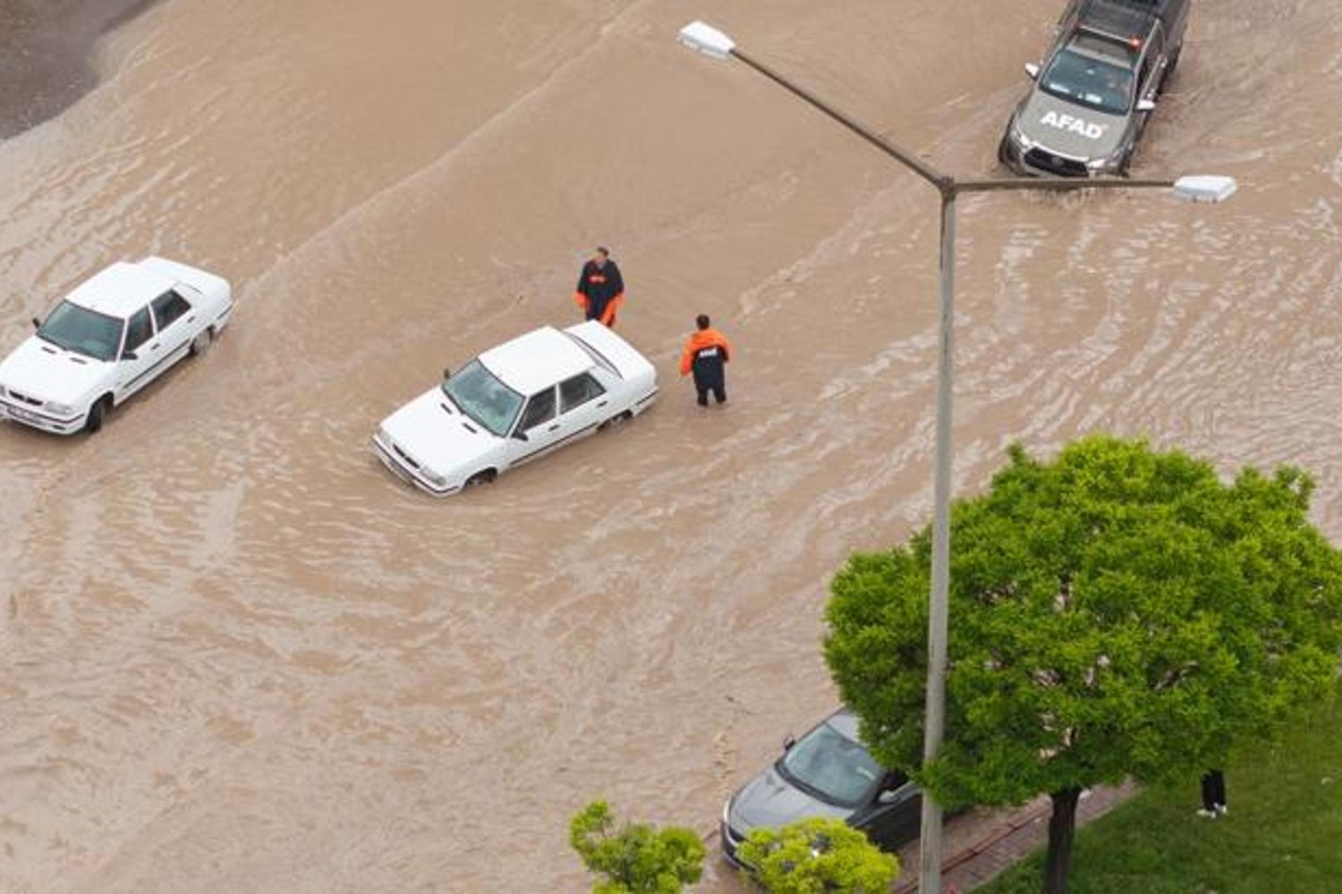 Sağanak ve Dolu Sivas'ta Trafik ve Altyapıyı Olumsuz Etkiledi