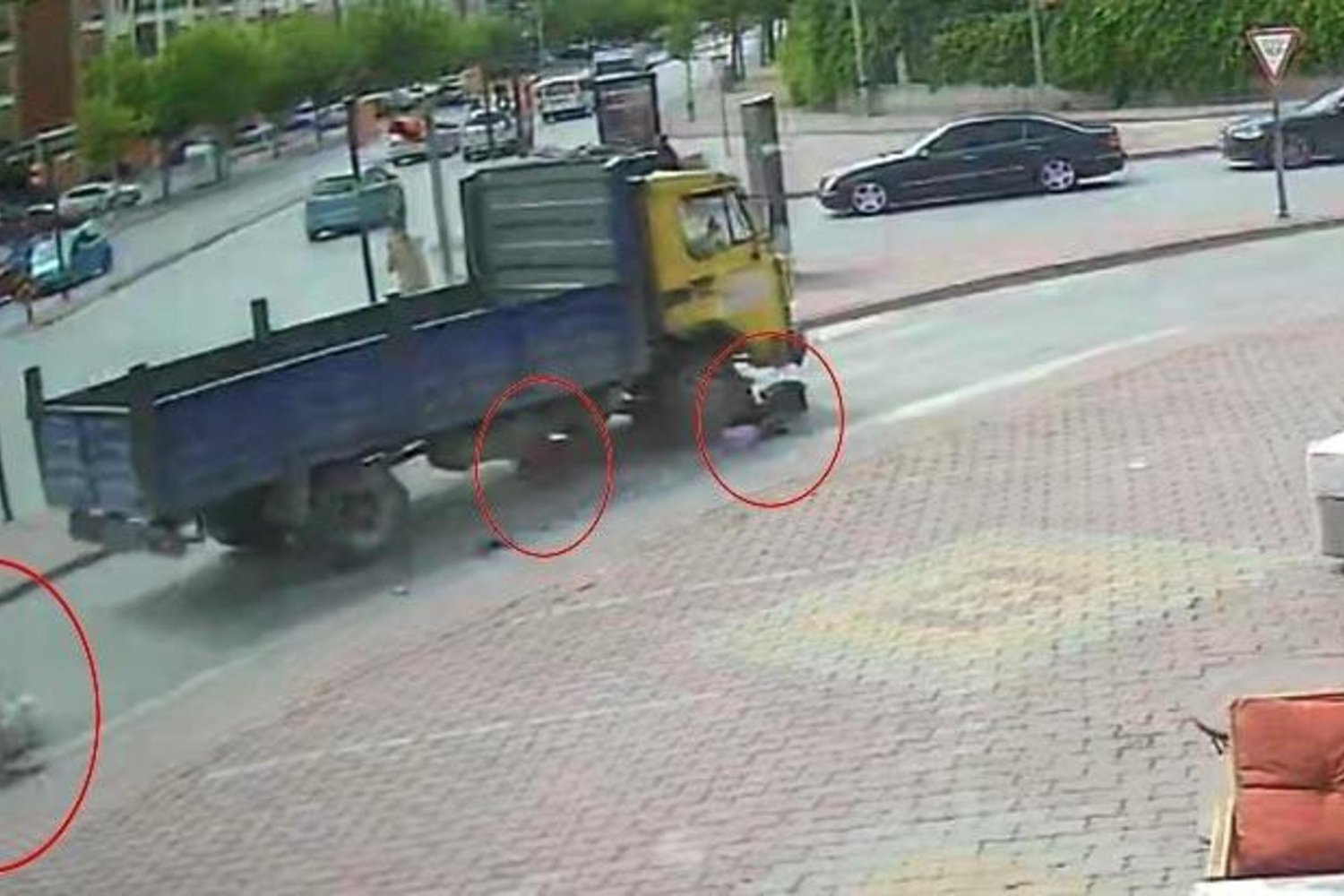 Karatay'da Trafik Kazası: Elektrikli Bisiklet Sürücüleri Yaralandı